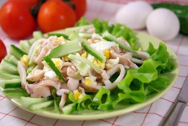 Calamari Salade mat Eeër a Gurken op enger Low-Carb Diät